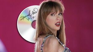 Taylor Swift sieht erschrocken über die Schulter, im Hintergrund schwebt eine CD