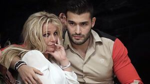 Britney Spears und Sam Asghari sitzen zusammen und sehen bedrückt aus