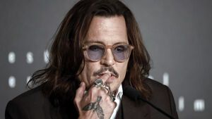 Johnny Depp sieht traurig zu Boden