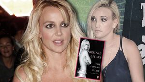 Britney Spears und Jamie Lynn Spears sehen erschrocken aus, in der Mitte ist das Cover von "The Woman In Me" zu sehen
