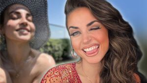 Ekaterina Leonova macht ein Selfie mit herausgestreckter Zunge, im Hintergrund sieht man sie halbnackt