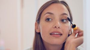 Frau benutzt Mascara für sensible Augen
