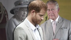 Prinz Harry senkt den Kopf, Queen Elizabeth II. sieht ernst über die Schulter, König Charles III. sieht nicht zufrieden aus
