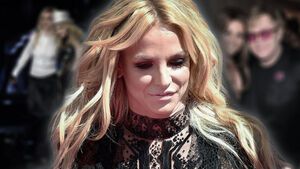 Britney Spears, im Hintergrund verschwommene Bilder mit Madonna und Elton John