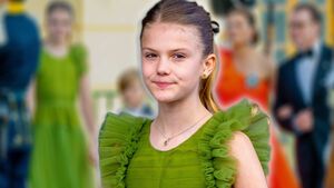 Prinzessin Estelle von Schweden lächelt in einem grünen Kleid, im Hintergrund ein verschwommenes Bild von ihr und ihrer Familie beim Thronjubiläum