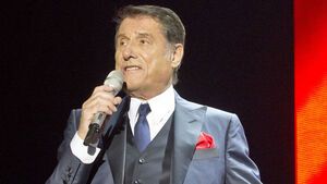 Udo Jürgens im Anzug, mit Mikrofon in der Hand