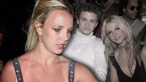 Britney Spears sieht fertig aus, ein Bild von ihr mit Justin Timberlake ist im Hintergrund zu sehen