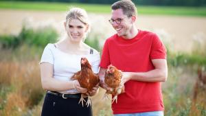 "Bauer sucht Frau" Staffel 19 - Carolin und Lucas bei der Hofwoche mit Hühnern