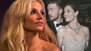 Britney Spears missgünstig - im Hintergrund ein überraschter Justin Timberlake & Jessica Biel 