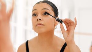 Frau benutzt reduzierte Mascara
