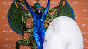 Heidi Klum als Pfau an Halloween, Tom Kaulitz als Ei