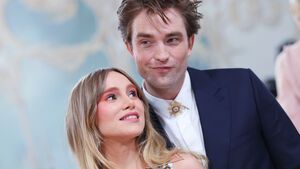 Robert Pattinson und Suki Waterhouse posieren zusammen bei der Met Gala
