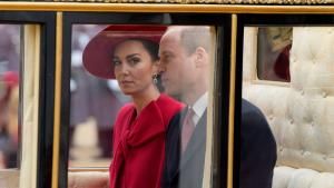 Prinzessin Kate und ihr Gatte Prinz William in einer Kutsche. 