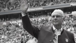 Franz Beckenbauer winkt Publikum im Stadion zu