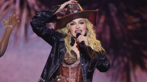 Madonna bei einem Auftritt ihrer "Celebration Tour" in London