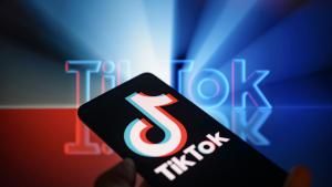 Handy mit der TikTok-App