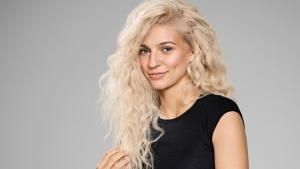GNTM-Kandidatin Jana nach ihrem Umstyling mit blonden Haaren
