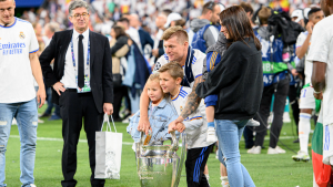 Toni Kroos und seine Familie posieren mit dem Siegerpokal