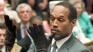 O.J. Simpson probiert Handschuhe im Gerichtssaal an