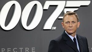 Daniela Craig vor dem James Bond Hintergrund.