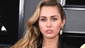 Miley Cyrus guckt neutral
