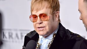 Elton John guckt ernst
