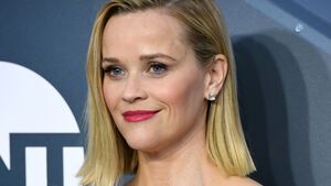 Reese Witherspoon lächelt auf einer Veranstaltung.