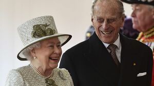 Queen Elizabeth II. und Prinz Philip lachen