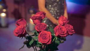 Rosen im Vordergrund, Bachelorette im Hintergrund