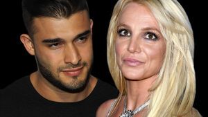 Sam Asghari guckt abwartend, Britney Spears lächelt leicht