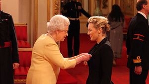 Kate Winslet wurde mit den britischen Verdienstorden von der Queen ausgezeichnet