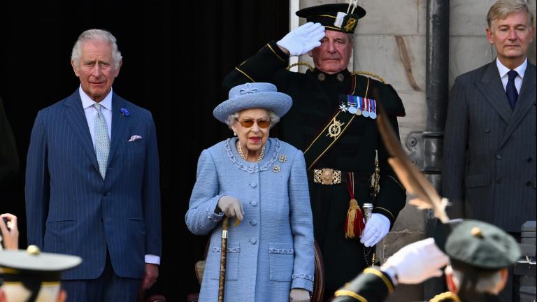 Prinz Charles und Queen Elizabeth schauen ernst