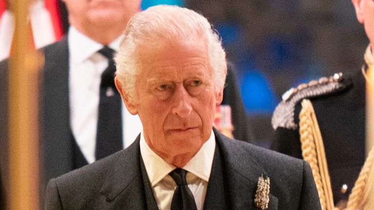 König Charles schaut traurig