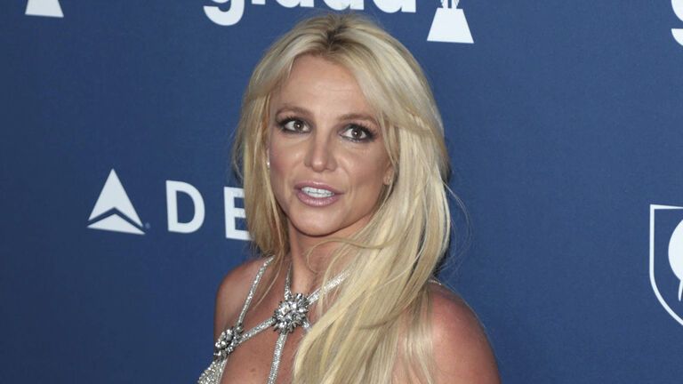 Britney Spears in einem funkelnden Kleid