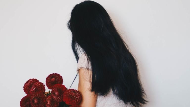 Frau lange schwarze Haare