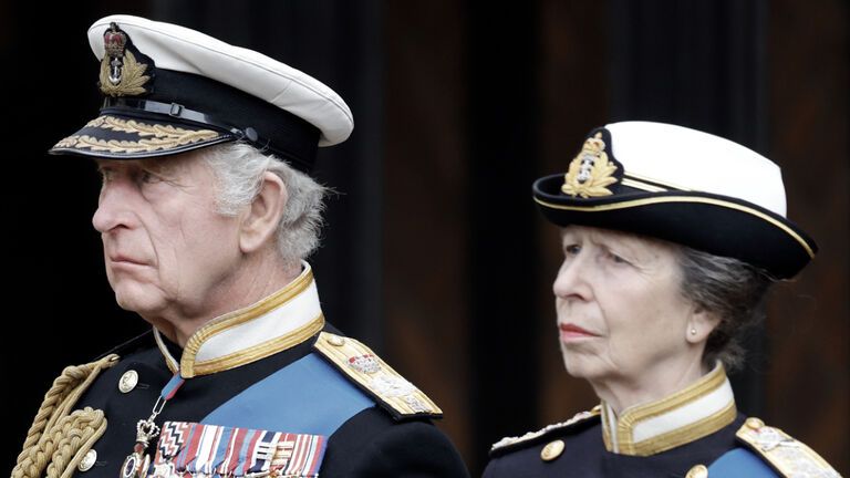 König Charles III. und Prinzessin Anne bei der Beerdigung von Queen Elizabeth II.