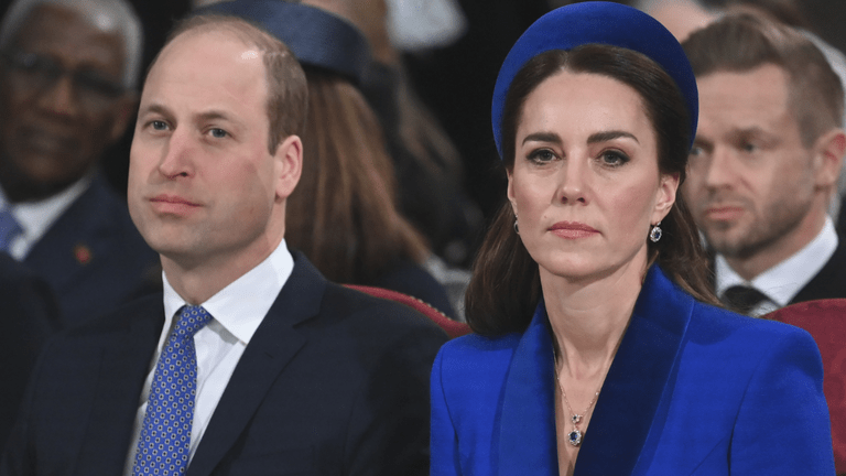 Prinz William und Prinzessin Kate schauen ernst