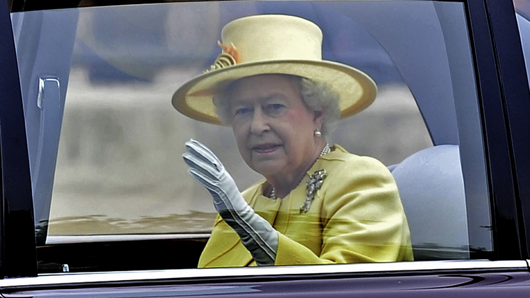 Queen Elitzabeth II. bei Kates und Williams Hochzeit mit löchrigem Handschuh