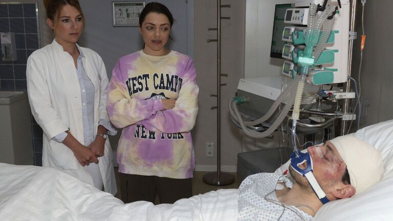 Lilly und Emily schauen Sascha bei GZSZ im Krankenhaus an, der im Koma liegt