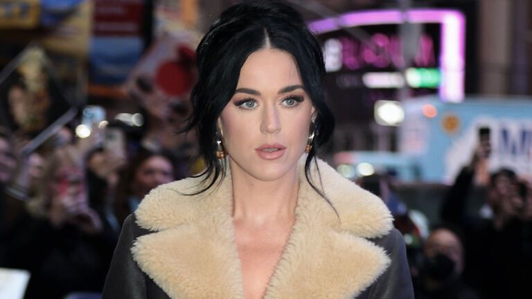 Katy Perry steht auf der Straße und guckt traurig
