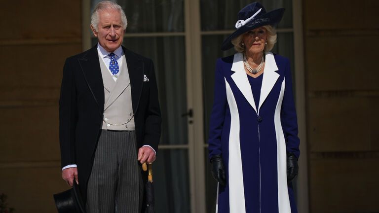 König Charles III. und Königin Camilla am Buckingham-Palast. 