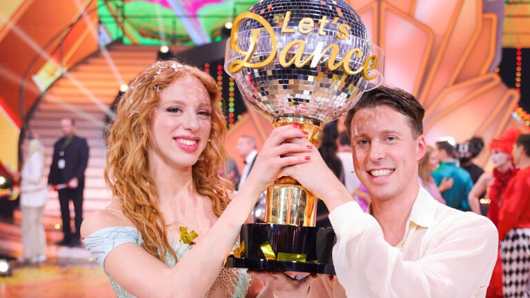 Anna Ermakova und Valentin Lusin halten bei "Let's Dance" den Pokal