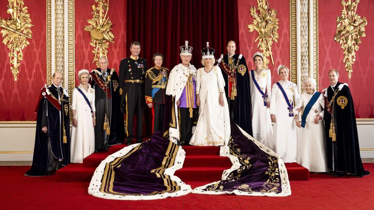 Offizielles Krönungsfoto König Charles III. - Gruppenfoto mit Anne, William, Kate & Co. 