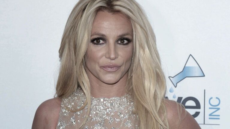 Britney Spears schaut ernst.