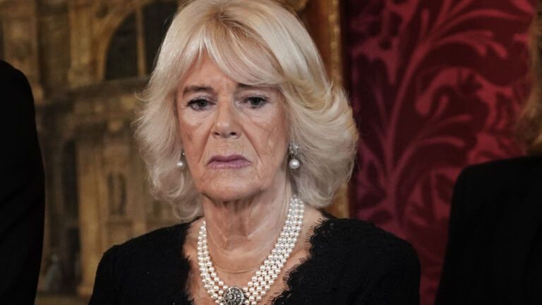 Königin Camilla sieht traurig aus
