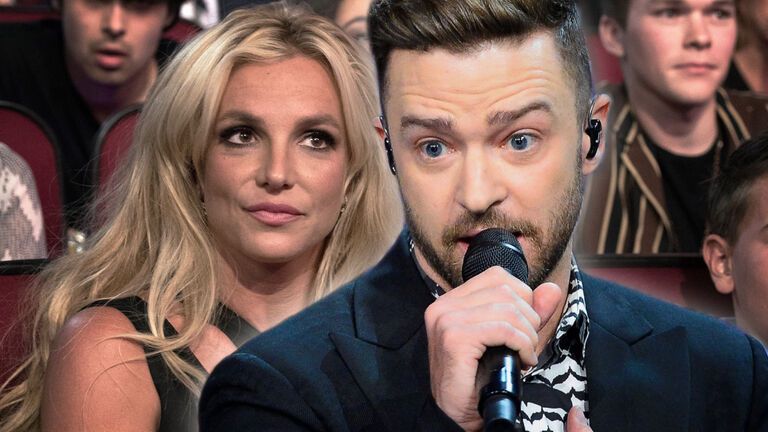 Britney Spears sitzt im Publikum, Justin Timberlake spricht ins Mikrofon