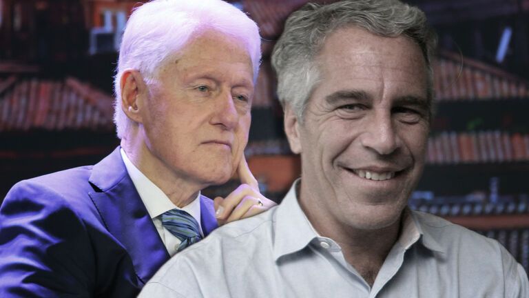 Bill Clinton stützt Gesicht auf Finger und Jeffrey Epstein grinst