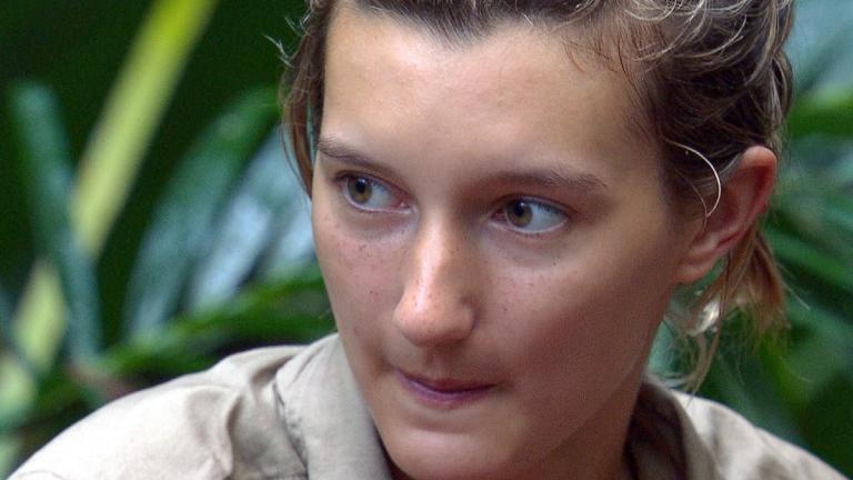 Anya Elsner guckt im Dschungelcamp ernst zur Seite
