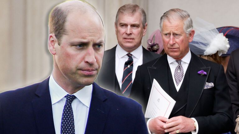 Prinz William sieht sauer aus, König Charles sieht verzweifelt aus, Prinz Andrew steht zwischen ihnen