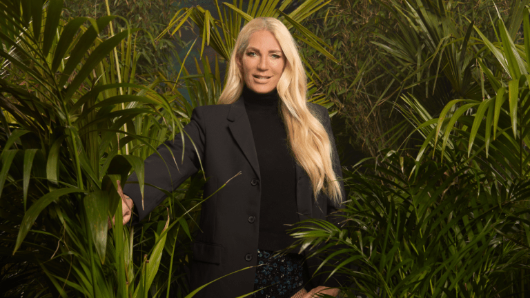 Sarah Kern steht im Gebüsch für ein Portrait Dschungelcamp 2024